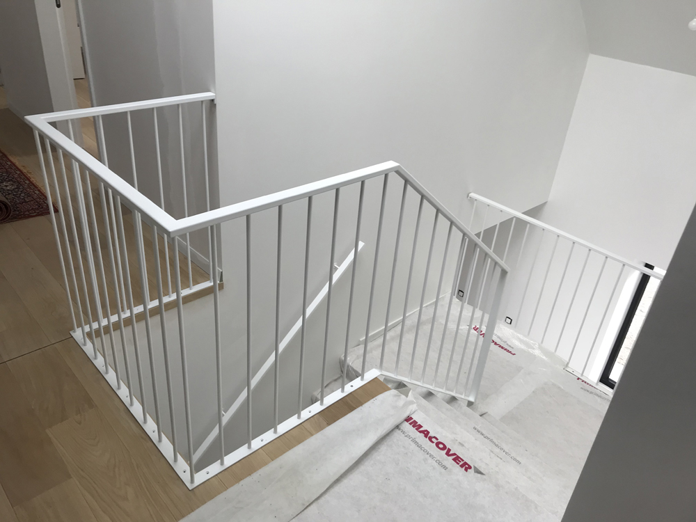 Trap-en-overloopleuning-in-staal-wit-gelakt